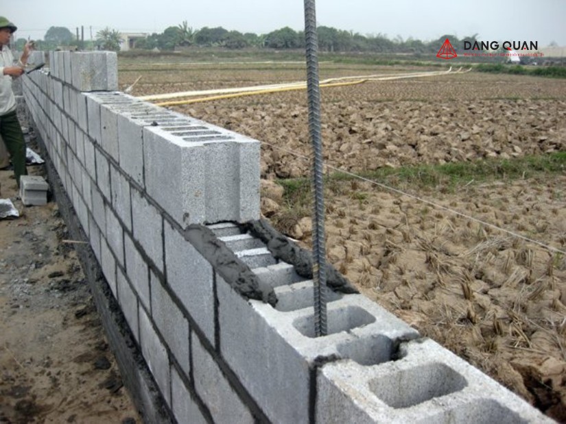 Hàng rào giữ đất gạch măng cốt liệu