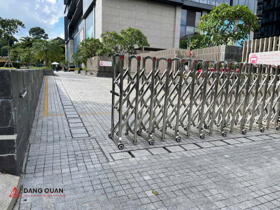 Lắp đặt cổng xếp kéo tay cho khách sạn Marina