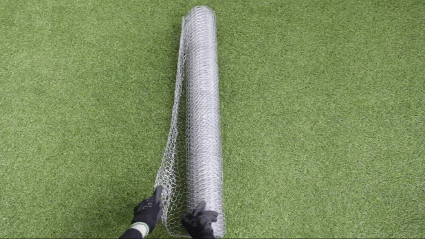 Bước 3: Trải cuộn lưới rào gà