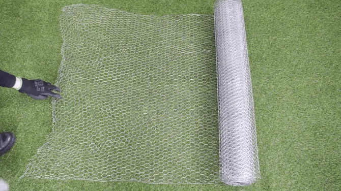 Bước 6: Dùng vật nặng để cố định lưới