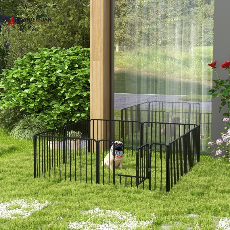 Quây lưới thép sơn đen trong sân cỏ dùng để nhốt chó nhỏ