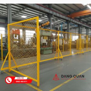 Hàng rào lưới thép ngăn cách khu vực