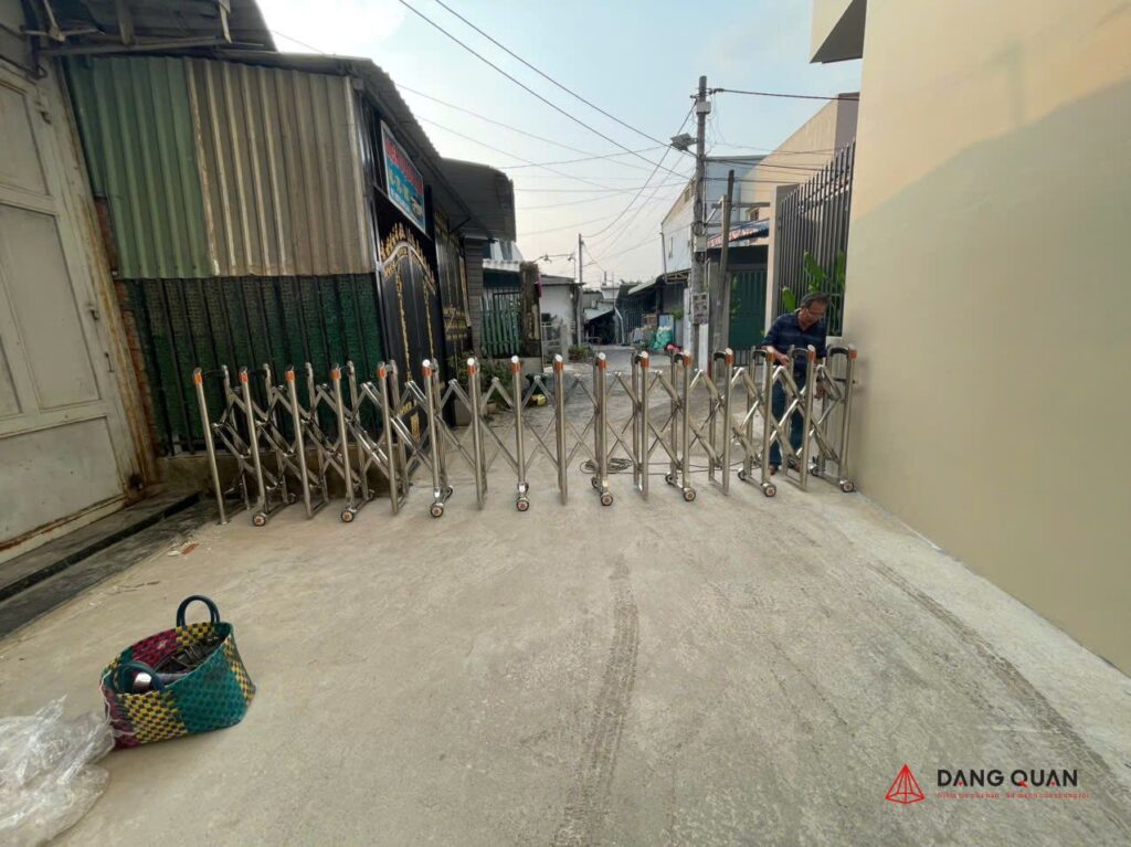 Bộ cổng xếp Đăng Quân hoàn thiện chắn lối vào kho
