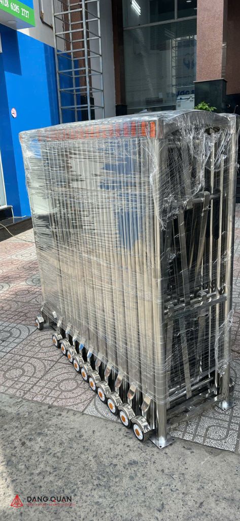 Cổng xếp được bọc màn co cẩn thận khi vận chuyển