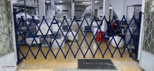 Hàng rào xếp chữ T màu xanh navy lắp đặt tại Tân Bình