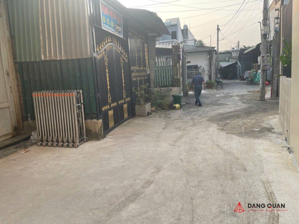 Khi không sử dụng cổng xếp gấp gọn gàng vào một góc