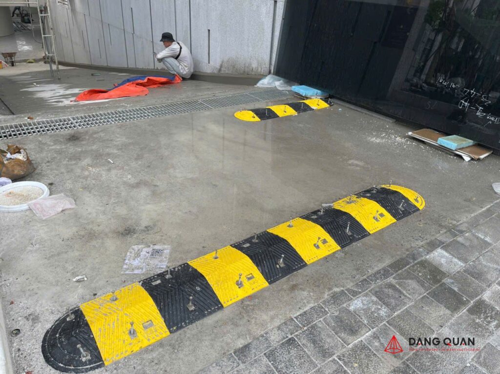 Kỹ thuật viên Đăng Quân đang hoàn thiện lắp đặt gờ giảm tốc tại lối xuống hầm