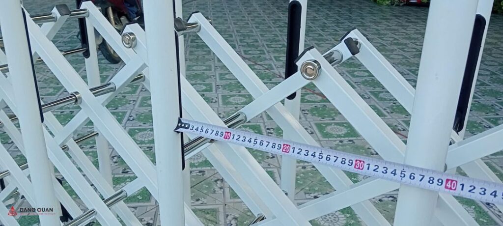 Nhân viên đo đạc kích thước cổng xếp