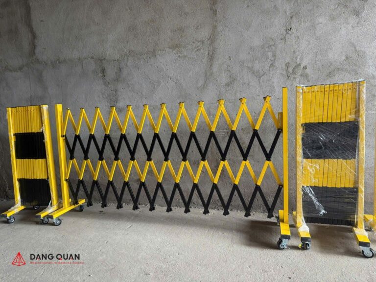 Hàng rào xếp di động màu vàng đen cảnh báo an toàn tại KCN Tân Tạo