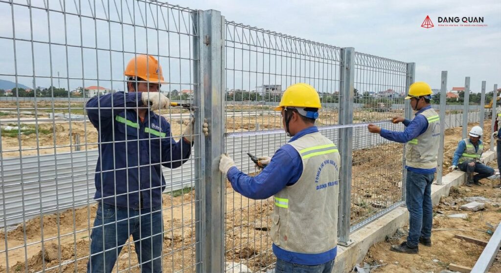 Lắp đặt hàng rào lưới thép hàn chuyên nghiệp tại công trường ở Khánh Hòa của Đăng Quân