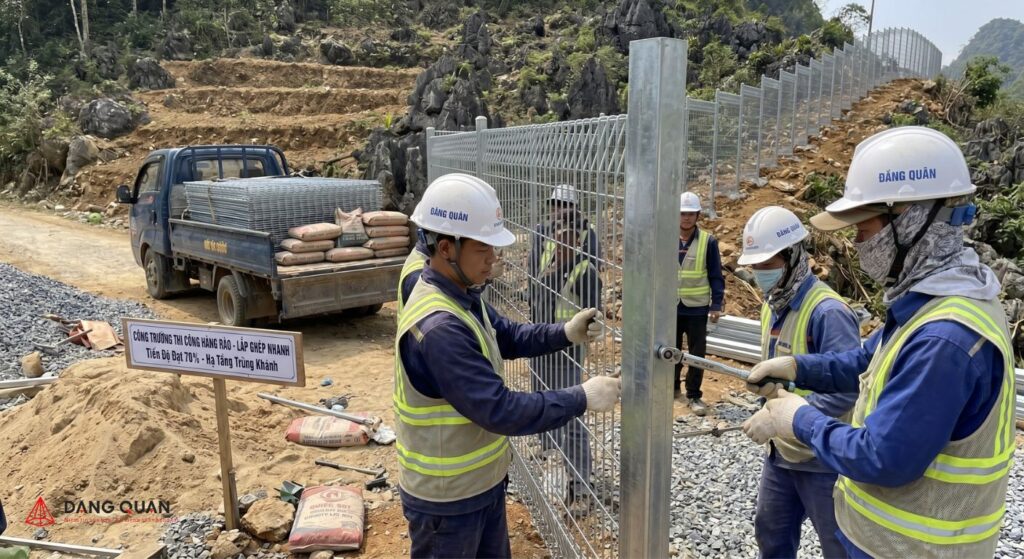 Đội ngũ Đăng Quân thi công hàng rào lưới thép hàn tại Cao Bằng