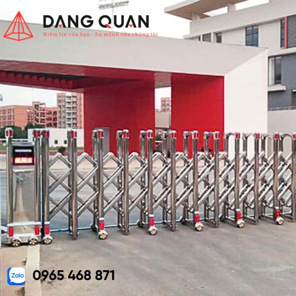 Cổng xếp inox tự động thân dài kéo ngang lối vào một tòa nhà