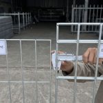 Đo đường kính sợi lưới thép hàn D5 bằng thước kẹp, đặt cạnh tấm lưới D4 để so sánh