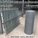 So sánh tấm lưới thép hàn chấn sóng sơn xanh dựng cạnh cột và cuộn lưới thép hàn mạ kẽm sợi mảnh trong kho